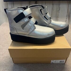 UGG Neumel Platform Leather Boots Silver Metallic – Women’s 6